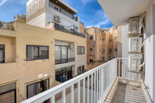 Μπαλκόνι ή βεράντα στο Seaview 3BR Home with Wifi, Terrace, AC & Sofabed by 360 Estates