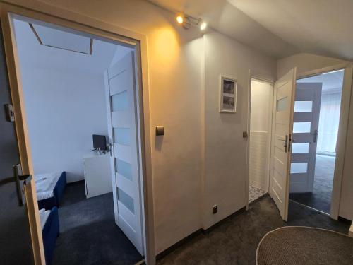a room with an open door and a hallway at Snow Queen in Szklarska Poręba