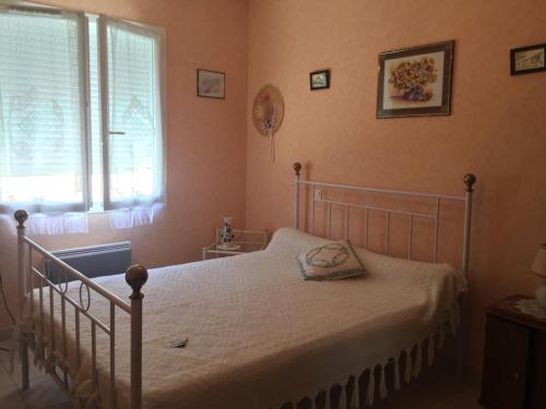 une chambre avec un lit et une fenêtre dans l'établissement Maison Neuve à Longeville-sur-Mer : Confort et Tranquillité Proche Plage - FR-1-336-117, à Longeville-sur-Mer