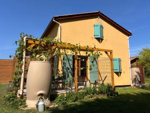 une maison avec un belvédère avec des vignes dans l'établissement Au doux paillis Sorgue, au Thor