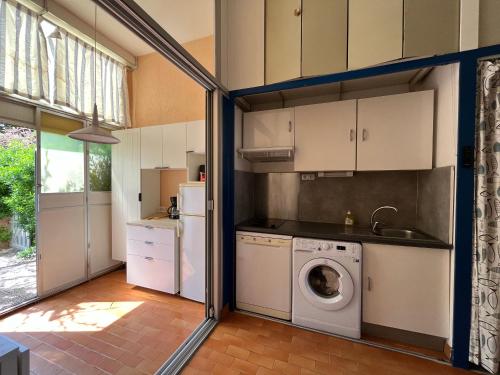 - une cuisine avec lave-linge et sèche-linge dans la chambre dans l'établissement **Gruissan - T2 Cabine Mezzanine - Côté Village - 6 pers - Parking Privé - Proche Plages** - FR-1-796-63, à Gruissan