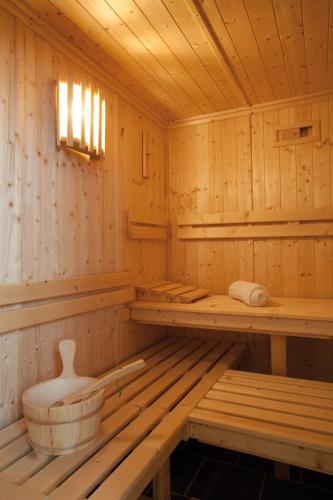 - un sauna en bois avec une baignoire et des toilettes dans l'établissement Lagrange Apart’Hotel Paris-Boulogne, à Boulogne-Billancourt