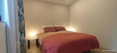 ein kleines Schlafzimmer mit einem Bett mit zwei Kissen in der Unterkunft Centre ville Le Touquet, Villa familiale Villa familiale 3 grandes chambres, terrasse, intimité et Confort in Le Touquet-Paris-Plage