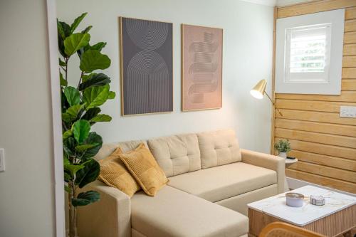 Χώρος καθιστικού στο Queen Bed-Step to Madeira Beach-Heated Pool-Private