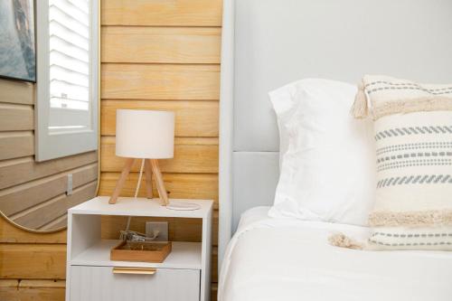 Ένα ή περισσότερα κρεβάτια σε δωμάτιο στο Queen Bed-Step to Madeira Beach-Heated Pool-Private