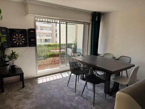 une salle à manger avec une table et des chaises et une fenêtre dans l'établissement Appart crime, à Paris