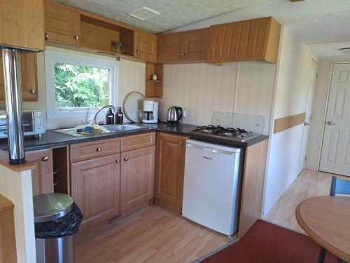 Η κουζίνα ή μικρή κουζίνα στο Gezellige Stacaravan nr 7 op Mini-Camping Klaproosje 4 personen