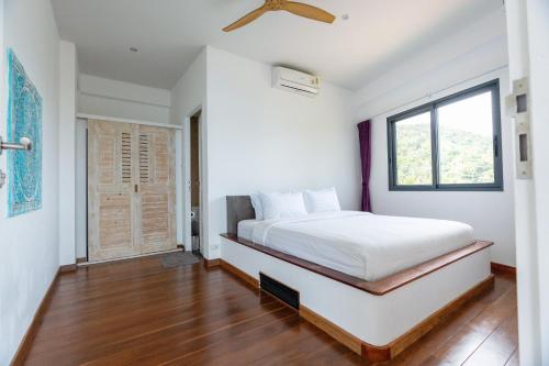 a bedroom with a bed and a window at House of Rising Sun in Thong Nai Pan Noi