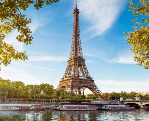 - une vue sur la tour eiffel de Paris dans l'établissement Charmant Studio Duplex Beaubourg Le Marais By Studio Prestige, à Paris