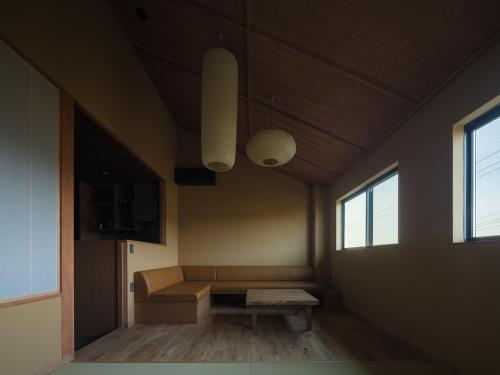 a room with a bench in a room with windows at Toemon-湯右衛門- in Kyotango