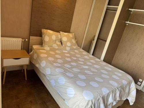 une petite chambre avec un lit et une table dans l'établissement Appart crime, à Paris