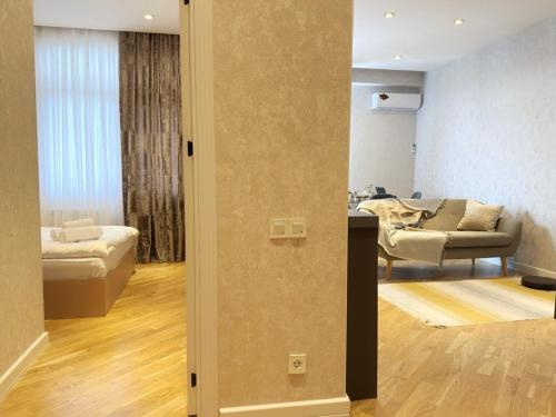 Ένα ή περισσότερα κρεβάτια σε δωμάτιο στο City Style & Timeless Comfort in Baku! Avant-17