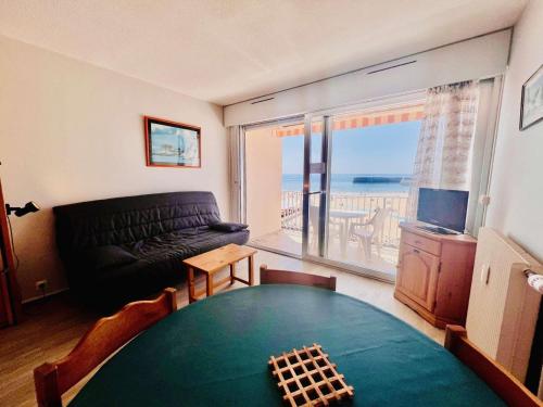 - un salon avec une table et une vue sur l'océan dans l'établissement Studio cosy à Quiberon, 27m², 1er étage, 3 pers, animaux admis, parking, face mer - FR-1-478-98, à Quiberon