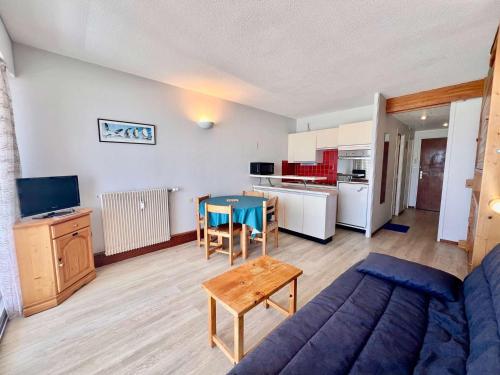 un salon avec un canapé et une table dans l'établissement Studio cosy à Quiberon, 27m², 1er étage, 3 pers, animaux admis, parking, face mer - FR-1-478-98, à Quiberon