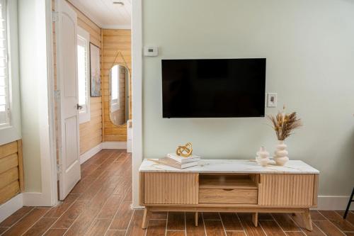 Μια τηλεόραση ή/και κέντρο ψυχαγωγίας στο Queen Bed-Step to Madeira Beach-Heated Pool-Private