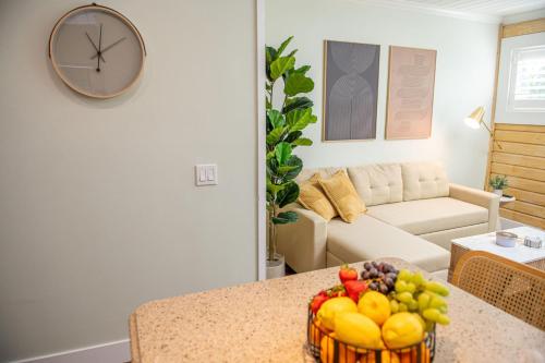 Χώρος καθιστικού στο Queen Bed-Step to Madeira Beach-Heated Pool-Private