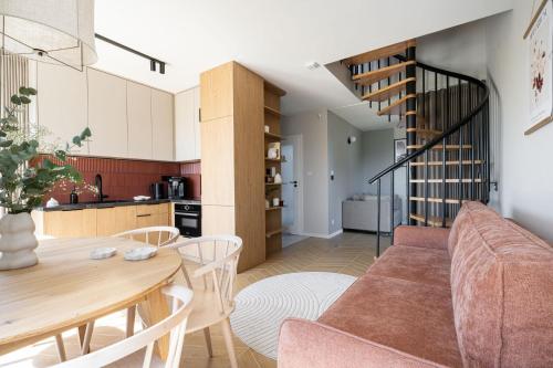 un soggiorno e una cucina con un divano e un tavolo di Osada Tabaszowa a Tabaszowa