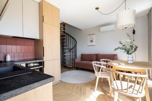 una cucina e un soggiorno con tavolo e sedie di Osada Tabaszowa a Tabaszowa