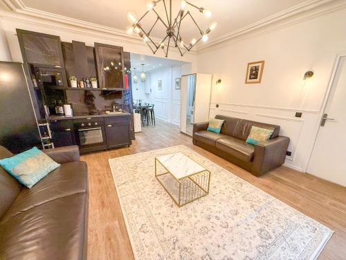 un salon avec un canapé et une table dans l'établissement 107 - Urban Luxury Opera Vinci, à Paris