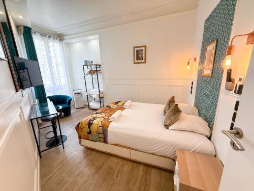 une chambre avec un lit et une télévision dans l'établissement 107 - Urban Luxury Opera Vinci, à Paris