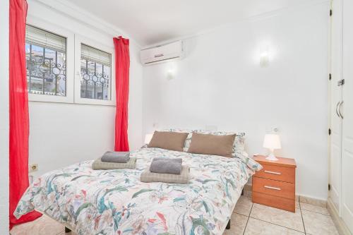 Un dormitorio con una cama con una cortina roja. en Sea View Capistrano Nerja, en Nerja