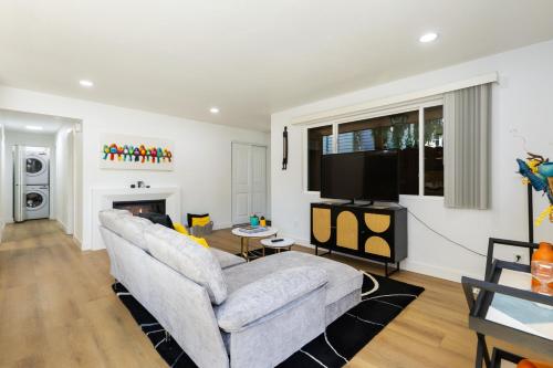 Comfy Stay in Bellevue, Parking Includedにあるテレビまたはエンターテインメントセンター