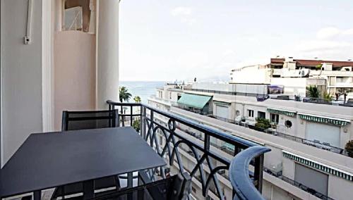 d'un balcon avec une table et une vue sur un bâtiment. dans l'établissement LA CROISETTE élégant studio avec balcon et vue mer aperçu, à Cannes