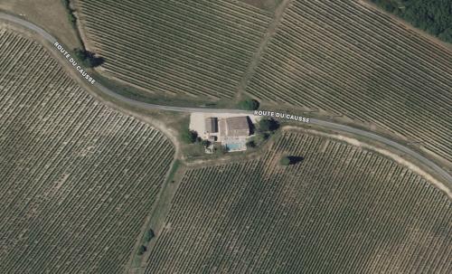 an overhead view of a farm in a field at La Maison de Romain in Puycelci