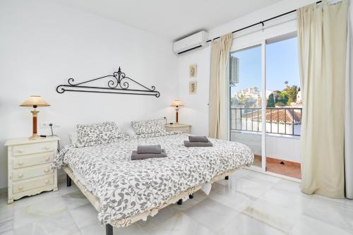 Postel nebo postele na pokoji v ubytování Nerja Townhouse Burriana