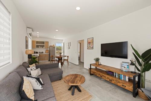 a living room with a couch and a tv at Bon Azul 5A in Westpunt