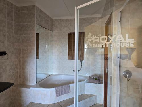 Ένα μπάνιο στο Royal Guest House