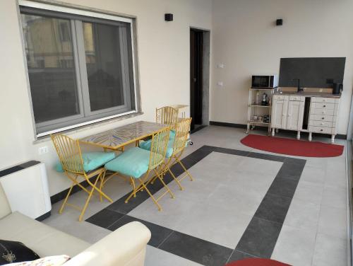 a living room with a table and chairs at Casa di Lucio in Lodi