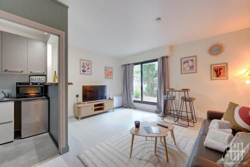 un salon avec un canapé et une table dans l'établissement L'idéal - Parking - Terrasse - Wifi fibre - Proche Gare, à Tours