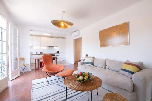 un salon avec un canapé et une table dans l'établissement L'Elegant l Bright & Views l Shellter Rentals, à Saint-Tropez