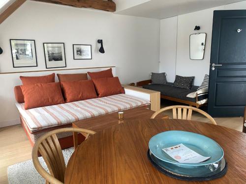 un salon avec un canapé et une table dans l'établissement Studio moderne avec vue mer au coeur de Sauzon - FR-1-418-191, à Sauzon
