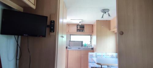 Η κουζίνα ή μικρή κουζίνα στο Belle caravane au calme