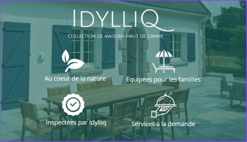 une photo d'une maison avec les mots ivula dans l'établissement La Demeure Bleue - Idylliq Collection, à Vénesville