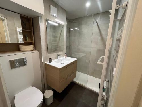 une salle de bain avec toilettes, lavabo et douche dans l'établissement Appartement 2Pièces à Fréjus Plage avec Garage - FR-1-466A-53, à Fréjus