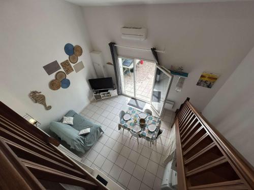 une vue aérienne d'un salon avec un canapé et une table dans l'établissement SP340-049 Maison 2 pièces mezzanine 5 couchages SAINT PIERRE LA MER, à Saint Pierre La Mer