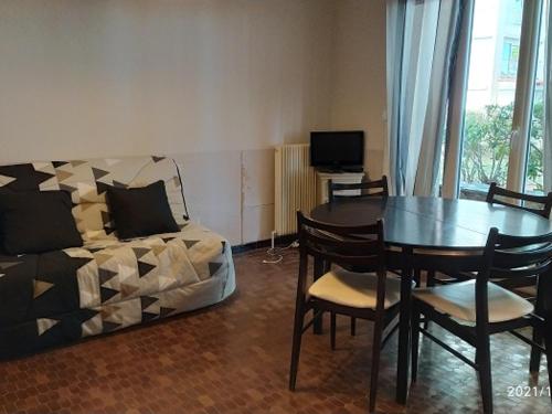 une chambre avec un lit, une table et des chaises dans l'établissement Studio RDC 4 pers, accès direct plage, terrasse vue mer - FR-1-776-55, à Argelès-sur-Mer