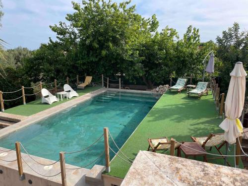 Πισίνα στο ή κοντά στο Alegrias super nice villa just 7km to downtown