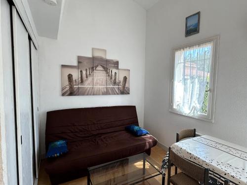 un salon avec un canapé et une fenêtre dans l'établissement Pavillon à Argelès-sur-Mer - 4 Pers., Terrasse, Parking, à 10 min de la Plage - FR-1-732-106, à Argelès-sur-Mer