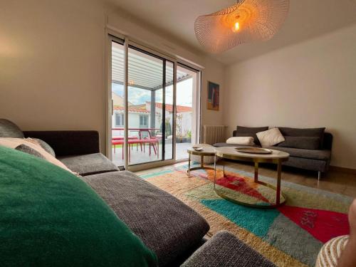 O zonă de relaxare la Maison spacieuse au calme avec jardin - 3 chambres confortables