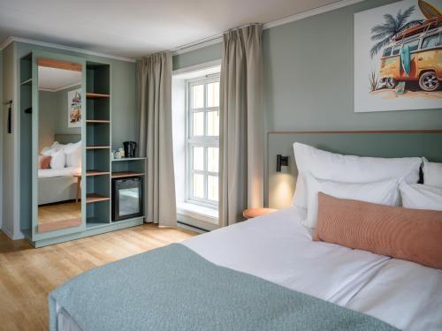 a bedroom with a large bed and a window at Quality Hotel Sarpsborg in Sarpsborg