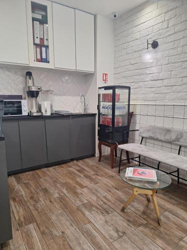 - une cuisine avec un comptoir et une table dans une pièce dans l'établissement Hipotel Paris Gambetta République, à Paris