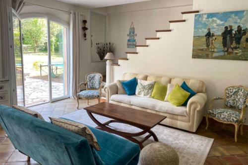 un salon avec un canapé et une table dans l'établissement Magnifique villa avec piscine privee, à Mougins