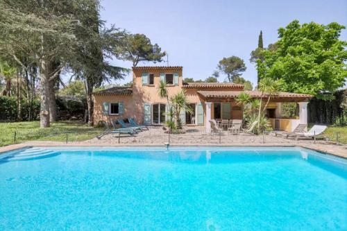 une villa avec piscine devant une maison dans l'établissement Magnifique villa avec piscine privee, à Mougins
