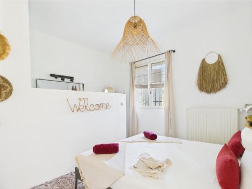 une chambre blanche avec un lit et une fenêtre dans l'établissement Magnifique Mas Provençal avec Piscine à Eygalières - 19 Couchages, 8 Chambres, Billard, et Plus ! - FR-1-599-3, à Eygalières