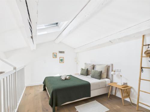 - une chambre blanche avec un lit et une couverture verte dans l'établissement Magnifique Mas Provençal avec Piscine à Eygalières - 19 Couchages, 8 Chambres, Billard, et Plus ! - FR-1-599-3, à Eygalières