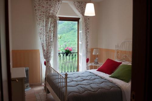una camera con un letto di fronte a una finestra di Le Bucoliche a Pellezzano
